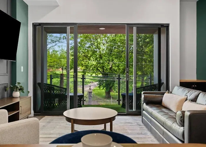 Stunning Penthouse Double King On Butler Street With Rooftop Deck And Free Off Street Parking Apartment *
