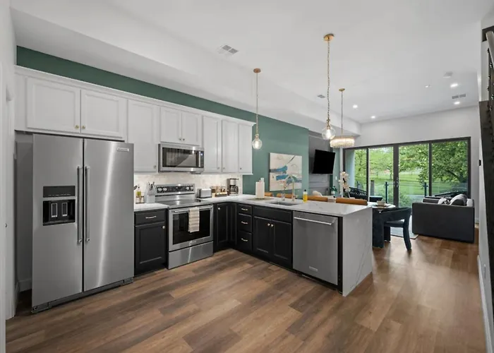 Stunning Penthouse Double King On Butler Street With Rooftop Deck And Free Off Street Parking *