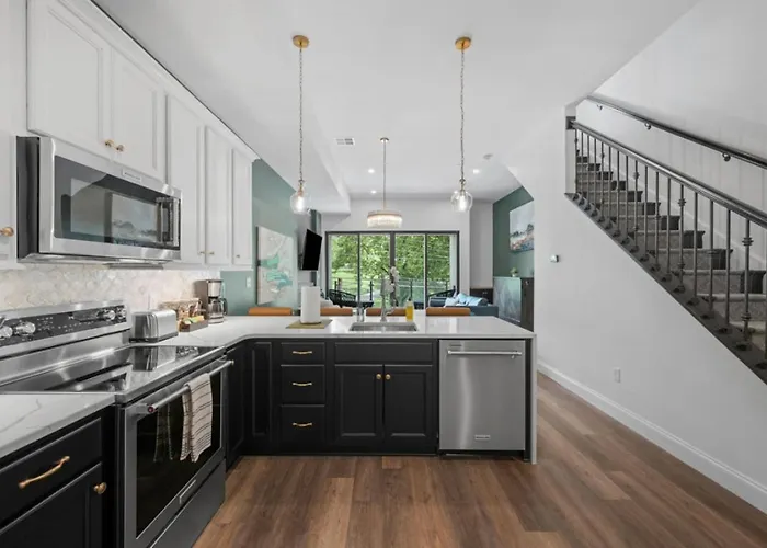 Apartment Stunning Penthouse Double King On Butler Street With Rooftop Deck And Free Off Street Parking *