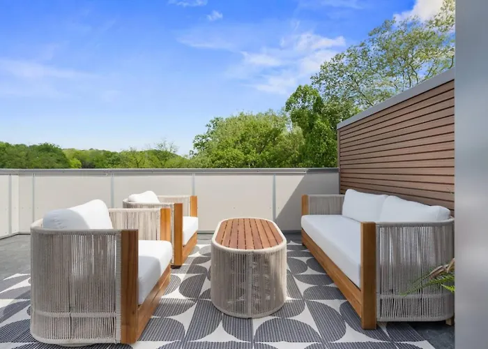 Stunning Penthouse Double King On Butler Street With Rooftop Deck And Free Off Street Parking *