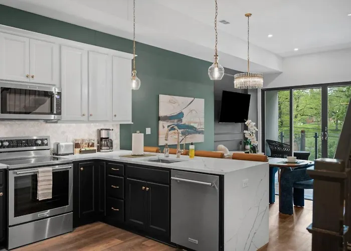 Stunning Penthouse Double King On Butler Street With Rooftop Deck And Free Off Street Parking Apartment