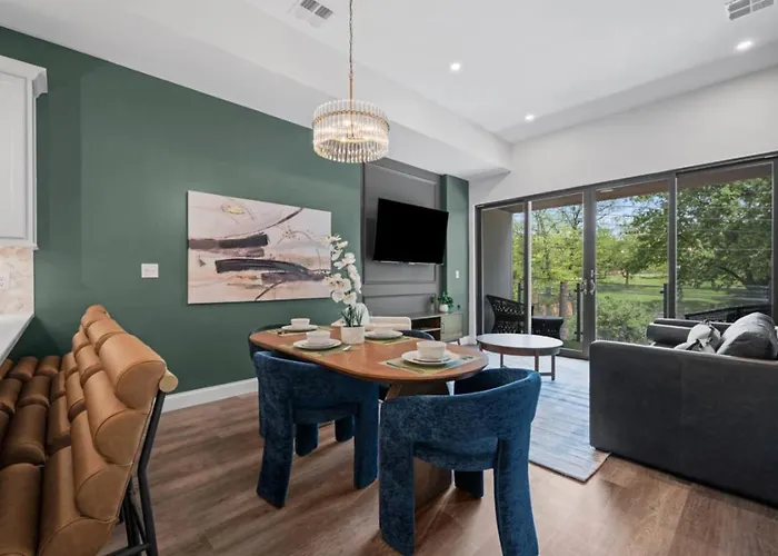 Stunning Penthouse Double King On Butler Street With Rooftop Deck And Free Off Street Parking *