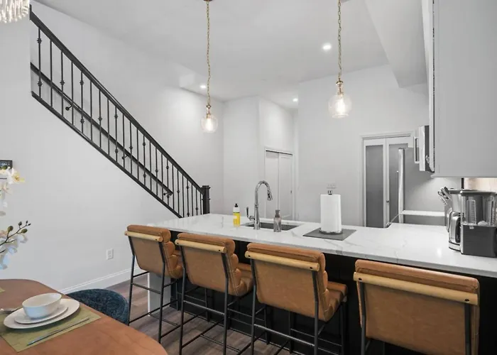 Stunning Penthouse Double King On Butler Street With Rooftop Deck And Free Off Street Parking Apartment *