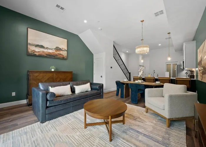 Stunning Penthouse Double King On Butler Street With Rooftop Deck And Free Off Street Parking *