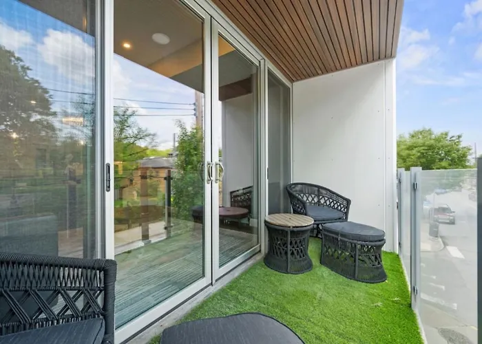Stunning Penthouse Double King On Butler Street With Rooftop Deck And Free Off Street Parking *