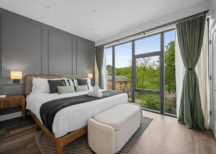 Apartment Stunning Penthouse Double King On Butler Street With Rooftop Deck And Free Off Street Parking