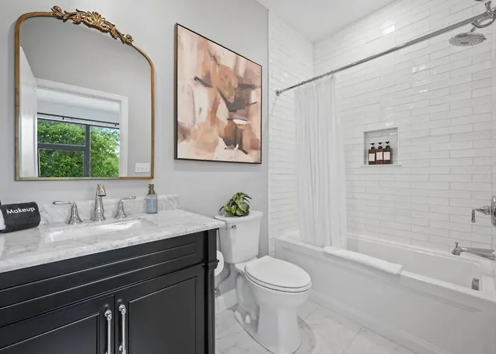 Stunning Penthouse Double King On Butler Street With Rooftop Deck And Free Off Street Parking Apartment