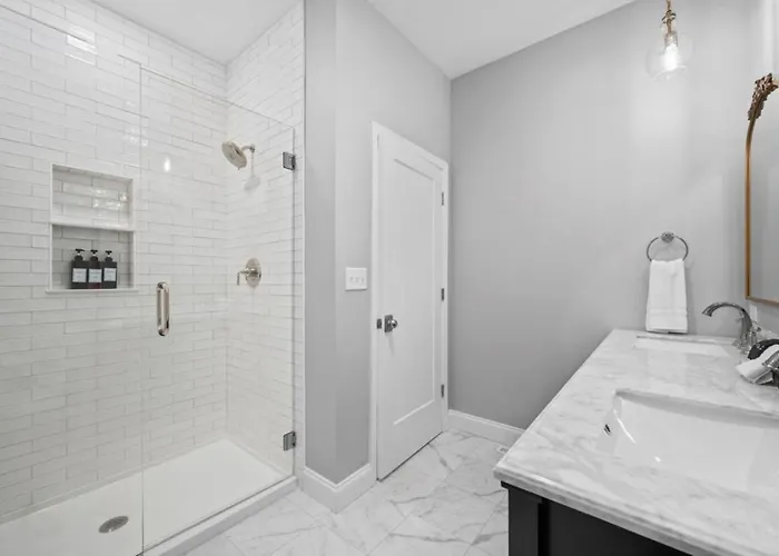 Apartment Stunning Penthouse Double King On Butler Street With Rooftop Deck And Free Off Street Parking