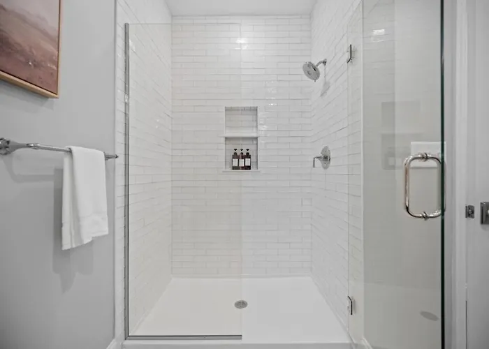 Stunning Penthouse Double King On Butler Street With Rooftop Deck And Free Off Street Parking * Pittsburgh
