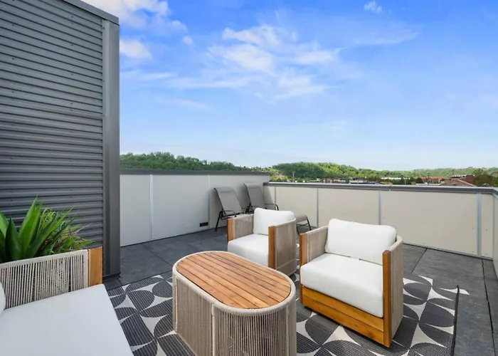 Stunning Penthouse Double King On Butler Street With Rooftop Deck And Free Off Street Parking Apartment *