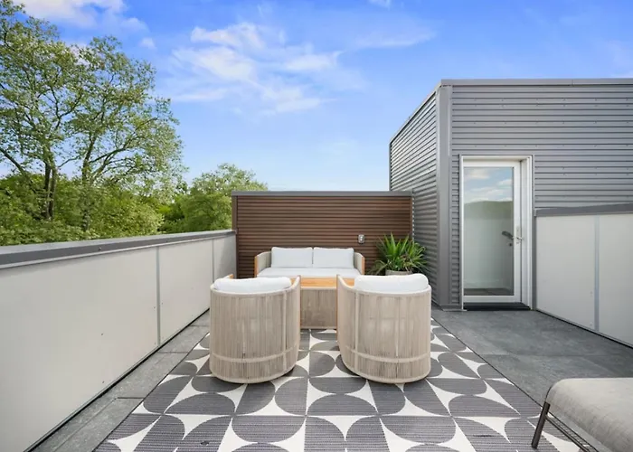 Stunning Penthouse Double King On Butler Street With Rooftop Deck And Free Off Street Parking Apartment