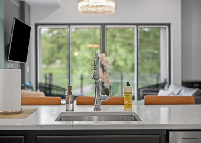 Stunning Penthouse Double King On Butler Street With Rooftop Deck And Free Off Street Parking *