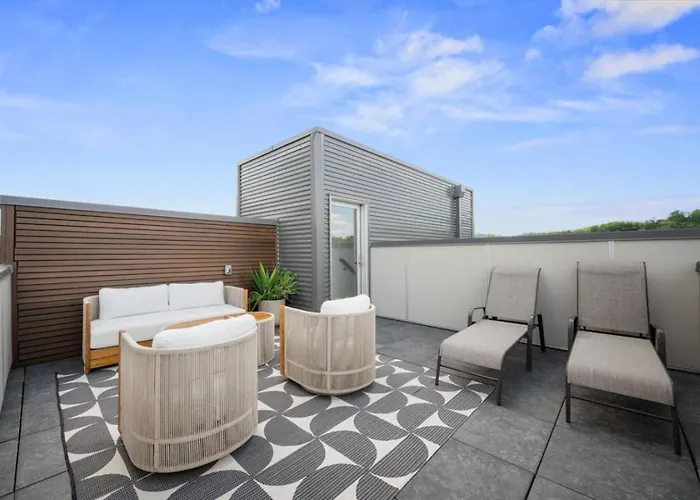 Stunning Penthouse Double King On Butler Street With Rooftop Deck And Free Off Street Parking *