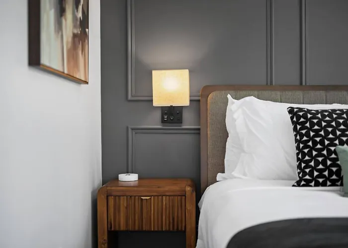 Stunning Penthouse Double King On Butler Street With Rooftop Deck And Free Off Street Parking