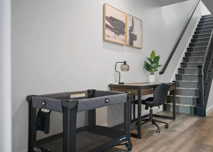 Stunning Penthouse Double King On Butler Street With Rooftop Deck And Free Off Street Parking *