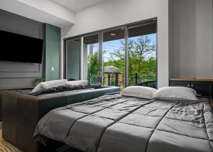 Apartment Stunning Penthouse Double King On Butler Street With Rooftop Deck And Free Off Street Parking *