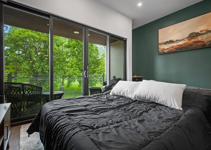 Stunning Penthouse Double King On Butler Street With Rooftop Deck And Free Off Street Parking